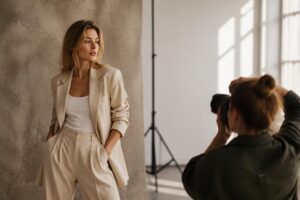 Die Wirkung von Kleidung beim Fotoshooting: Wenn Mode Teil der Bildsprache wird